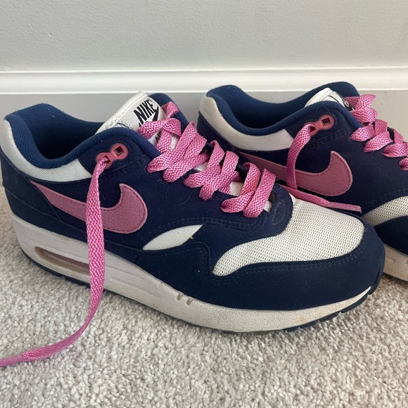 Woman’s Nike shoes - Picture 2 of 7